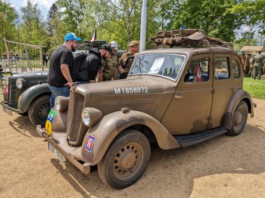 PILSEN, CZECH Cumhuriyet - 5 Mayıs 2023: Özgürlük Konvoyu. Özgürlük Festivali Plzen (Plze). Pilsen 'in Mayıs 1945' te Amerikan Ordusu tarafından kurtarılmasının kutlanması. 2. Dünya Savaşı 'ndan kalma makineler, tanklar ve zırhlı araçlar.