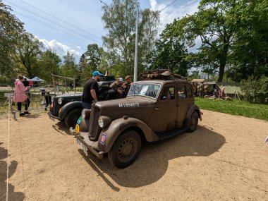 PILSEN, CZECH Cumhuriyet - 5 Mayıs 2023: Özgürlük Konvoyu. Özgürlük Festivali Plzen (Plze). Pilsen 'in Mayıs 1945' te Amerikan Ordusu tarafından kurtarılmasının kutlanması. 2. Dünya Savaşı 'ndan kalma makineler, tanklar ve zırhlı araçlar.