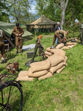 PILSEN, CZECH Cumhuriyet - 5 Mayıs 2023: Özgürlük Konvoyu. Özgürlük Festivali Plzen (Plze). Pilsen 'in Mayıs 1945' te Amerikan Ordusu tarafından kurtarılmasının kutlanması. 2. Dünya Savaşı 'ndan kalma makineler, tanklar ve zırhlı araçlar.