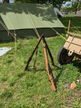 PILSEN, CZECH Cumhuriyet - 5 Mayıs 2023: Özgürlük Konvoyu. Özgürlük Festivali Plzen (Plze). Pilsen 'in Mayıs 1945' te Amerikan Ordusu tarafından kurtarılmasının kutlanması. 2. Dünya Savaşı 'ndan kalma makineler, tanklar ve zırhlı araçlar.