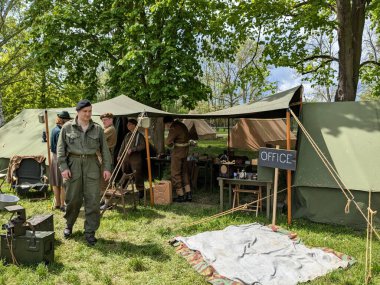 PILSEN, CZECH Cumhuriyet - 5 Mayıs 2023: Özgürlük Konvoyu. Özgürlük Festivali Plzen (Plze). Pilsen 'in Mayıs 1945' te Amerikan Ordusu tarafından kurtarılmasının kutlanması. 2. Dünya Savaşı 'ndan kalma makineler, tanklar ve zırhlı araçlar.