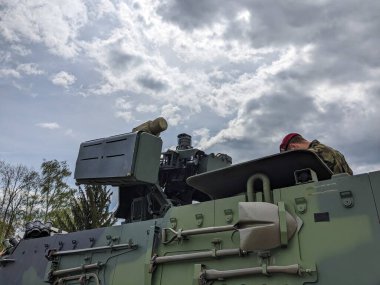 PILSEN, CZECH Cumhuriyet - 5 Mayıs 2023: Özgürlük Konvoyu. Özgürlük Festivali Plzen (Plze). Pilsen 'in Mayıs 1945' te Amerikan Ordusu tarafından kurtarılmasının kutlanması. 2. Dünya Savaşı 'ndan kalma makineler, tanklar ve zırhlı araçlar.