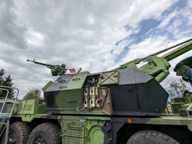 PILSEN, CZECH Cumhuriyet - 5 Mayıs 2023: Özgürlük Konvoyu. Özgürlük Festivali Plzen (Plze). Pilsen 'in Mayıs 1945' te Amerikan Ordusu tarafından kurtarılmasının kutlanması. 2. Dünya Savaşı 'ndan kalma makineler, tanklar ve zırhlı araçlar.