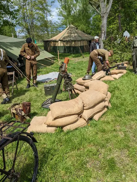 PILSEN, CZECH Cumhuriyet - 5 Mayıs 2023: Özgürlük Konvoyu. Özgürlük Festivali Plzen (Plze). Pilsen 'in Mayıs 1945' te Amerikan Ordusu tarafından kurtarılmasının kutlanması. 2. Dünya Savaşı 'ndan kalma makineler, tanklar ve zırhlı araçlar.