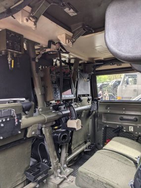 PILSEN, CZECH Cumhuriyet - 5 Mayıs 2023: Özgürlük Konvoyu. Özgürlük Festivali Plzen (Plze). Pilsen 'in Mayıs 1945' te Amerikan Ordusu tarafından özgürleştirilmesini kutluyoruz. 2. Dünya Savaşı makineli cipleri tanklar ve zırhlı araçlar TATRA