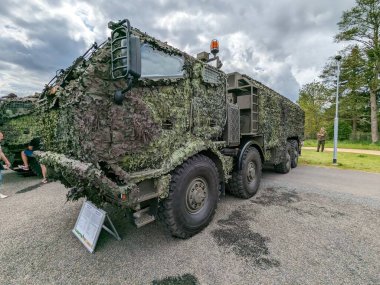 PILSEN, CZECH Cumhuriyet - 5 Mayıs 2023: Özgürlük Konvoyu. Özgürlük Festivali Plzen (Plze). Pilsen 'in Mayıs 1945' te Amerikan Ordusu tarafından özgürleştirilmesini kutluyoruz. 2. Dünya Savaşı makineli cipleri tanklar ve zırhlı araçlar TATRA