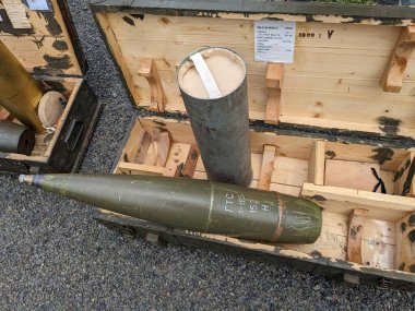 PILSEN, CZECH Cumhuriyet - 5 Mayıs 2023: Özgürlük Konvoyu. Özgürlük Festivali Plzen (Plze). Pilsen 'in Mayıs 1945' te Amerikan Ordusu tarafından kurtarılmasının kutlanması. 2. Dünya Savaşı 'ndan kalma makineler, tanklar ve zırhlı araçlar.