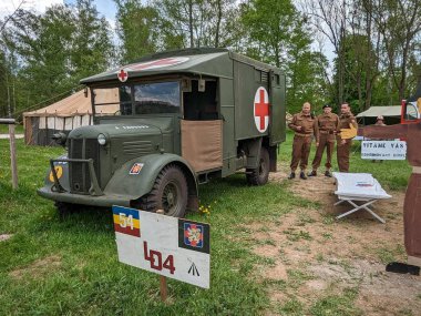 PILSEN, CZECH Cumhuriyet - 5 Mayıs 2023: Özgürlük Konvoyu. Özgürlük Festivali Plzen (Plze). Pilsen 'in Mayıs 1945' te Amerikan Ordusu tarafından kurtarılmasının kutlanması. 2. Dünya Savaşı 'ndan kalma makineler, tanklar ve zırhlı araçlar.