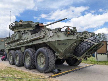 PILSEN, CZECH Cumhuriyet - 5 Mayıs 2023: Özgürlük Konvoyu. Özgürlük Festivali Plzen (Plze). Pilsen 'in Mayıs 1945' te Amerikan Ordusu tarafından kurtarılmasının kutlanması. 2. Dünya Savaşı 'ndan kalma makineler, tanklar ve zırhlı araçlar.