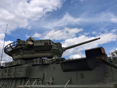 PILSEN, CZECH Cumhuriyet - 5 Mayıs 2023: Özgürlük Konvoyu. Özgürlük Festivali Plzen (Plze). Pilsen 'in Mayıs 1945' te Amerikan Ordusu tarafından kurtarılmasının kutlanması. 2. Dünya Savaşı 'ndan kalma makineler, tanklar ve zırhlı araçlar.