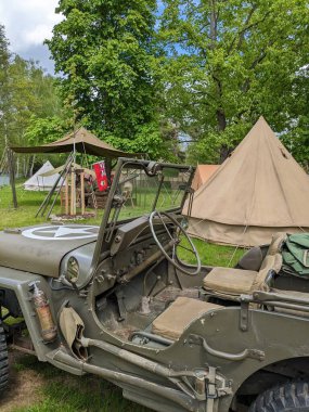 PILSEN, CZECH Cumhuriyet - 5 Mayıs 2023: Özgürlük Konvoyu. Özgürlük Festivali Plzen (Plze). Pilsen 'in Mayıs 1945' te Amerikan Ordusu tarafından kurtarılmasının kutlanması. 2. Dünya Savaşı 'ndan kalma makineler, tanklar ve zırhlı araçlar.