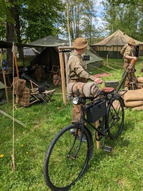 PILSEN, CZECH Cumhuriyet - 5 Mayıs 2023: Özgürlük Konvoyu. Özgürlük Festivali Plzen (Plze). Pilsen 'in Mayıs 1945' te Amerikan Ordusu tarafından kurtarılmasının kutlanması. 2. Dünya Savaşı 'ndan kalma makineler, tanklar ve zırhlı araçlar.