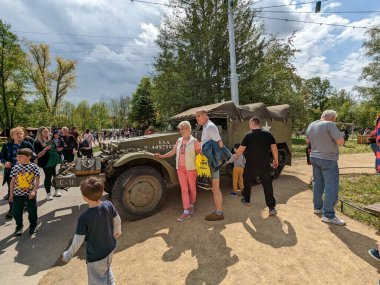 PILSEN, CZECH Cumhuriyet - 5 Mayıs 2023: Özgürlük Konvoyu. Özgürlük Festivali Plzen (Plze). Pilsen 'in Mayıs 1945' te Amerikan Ordusu tarafından kurtarılmasının kutlanması. 2. Dünya Savaşı 'ndan kalma makineler, tanklar ve zırhlı araçlar.