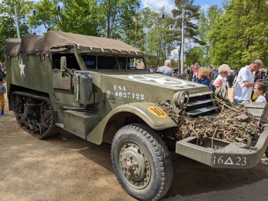 PILSEN, CZECH Cumhuriyet - 5 Mayıs 2023: Özgürlük Konvoyu. Özgürlük Festivali Plzen (Plze). Pilsen 'in Mayıs 1945' te Amerikan Ordusu tarafından kurtarılmasının kutlanması. 2. Dünya Savaşı 'ndan kalma makineler, tanklar ve zırhlı araçlar.