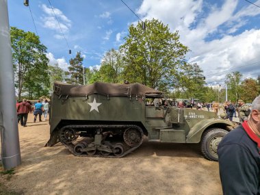 PILSEN, CZECH Cumhuriyet - 5 Mayıs 2023: Özgürlük Konvoyu. Özgürlük Festivali Plzen (Plze). Pilsen 'in Mayıs 1945' te Amerikan Ordusu tarafından kurtarılmasının kutlanması. 2. Dünya Savaşı 'ndan kalma makineler, tanklar ve zırhlı araçlar.