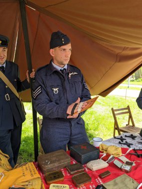 PILSEN, CZECH Cumhuriyet - 5 Mayıs 2023: Özgürlük Konvoyu. Özgürlük Festivali Plzen (Plze). Pilsen 'in Mayıs 1945' te Amerikan Ordusu tarafından kurtarılmasının kutlanması. 2. Dünya Savaşı 'ndan kalma makineler, tanklar ve zırhlı araçlar.