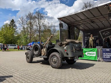 PILSEN, CZECH Cumhuriyet - 5 Mayıs 2023: Özgürlük Konvoyu. Özgürlük Festivali Plzen (Plze). Pilsen 'in Mayıs 1945' te Amerikan Ordusu tarafından kurtarılmasının kutlanması. 2. Dünya Savaşı 'ndan kalma makineler, tanklar ve zırhlı araçlar.