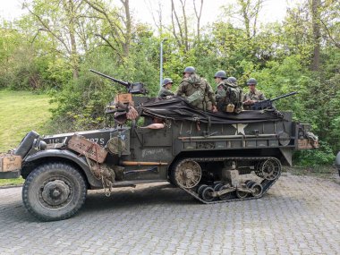 PILSEN, CZECH Cumhuriyet - 5 Mayıs 2023: Özgürlük Konvoyu. Özgürlük Festivali Plzen (Plze). Pilsen 'in Mayıs 1945' te Amerikan Ordusu tarafından kurtarılmasının kutlanması. 2. Dünya Savaşı 'ndan kalma makineler, tanklar ve zırhlı araçlar.