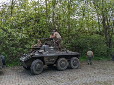 PILSEN, CZECH Cumhuriyet - 5 Mayıs 2023: Özgürlük Konvoyu. Özgürlük Festivali Plzen (Plze). Pilsen 'in Mayıs 1945' te Amerikan Ordusu tarafından kurtarılmasının kutlanması. 2. Dünya Savaşı 'ndan kalma makineler, tanklar ve zırhlı araçlar.