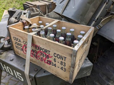 PILSEN, CZECH Cumhuriyet - 5 Mayıs 2023: Özgürlük Konvoyu. Özgürlük Festivali Plzen (Plze). Pilsen 'in Mayıs 1945' te Amerikan Ordusu tarafından kurtarılmasının kutlanması. 2. Dünya Savaşı 'ndan kalma makineler, tanklar ve zırhlı araçlar.