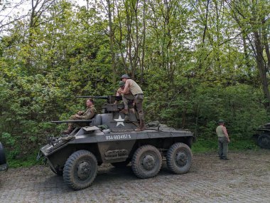 PILSEN, CZECH Cumhuriyet - 5 Mayıs 2023: Özgürlük Konvoyu. Özgürlük Festivali Plzen (Plze). Pilsen 'in Mayıs 1945' te Amerikan Ordusu tarafından kurtarılmasının kutlanması. 2. Dünya Savaşı 'ndan kalma makineler, tanklar ve zırhlı araçlar.