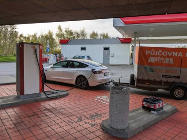 Humpolec, CZECH REPUBLIC - 16 Mayıs 2023: Tesla şarj istasyonları tüm AB 'de elektrikli otomobil sahiplerini barındırmak için mevcuttur. Tesla süperşarj istasyonu Prag ve Brno arasında D1 otoyolu üzerindedir.