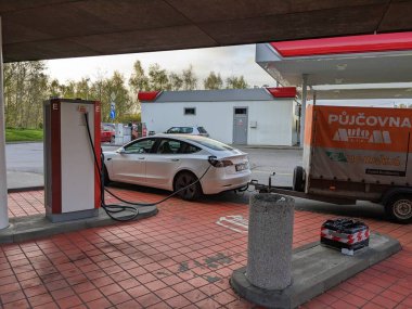 Humpolec, CZECH REPUBLIC - 16 Mayıs 2023: Tesla şarj istasyonları tüm AB 'de elektrikli otomobil sahiplerini barındırmak için mevcuttur. Tesla süperşarj istasyonu Prag ve Brno arasında D1 otoyolu üzerindedir.