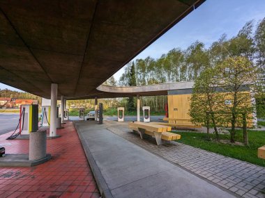 Humpolec, CZECH REPUBLIC - 16 Mayıs 2023: Tesla şarj istasyonları tüm AB 'de elektrikli otomobil sahiplerini barındırmak için mevcuttur. Tesla süperşarj istasyonu Prag ve Brno arasında D1 otoyolu üzerindedir.