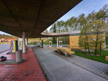 Humpolec, CZECH REPUBLIC - 16 Mayıs 2023: Tesla şarj istasyonları tüm AB 'de elektrikli otomobil sahiplerini barındırmak için mevcuttur. Tesla süperşarj istasyonu Prag ve Brno arasında D1 otoyolu üzerindedir.