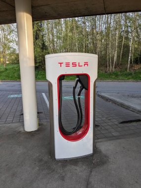 Humpolec, CZECH REPUBLIC - 16 Mayıs 2023: Tesla şarj istasyonları tüm AB 'de elektrikli otomobil sahiplerini barındırmak için mevcuttur. Tesla süperşarj istasyonu Prag ve Brno arasında D1 otoyolu üzerindedir.