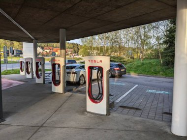 Humpolec, CZECH REPUBLIC - 16 Mayıs 2023: Tesla şarj istasyonları tüm AB 'de elektrikli otomobil sahiplerini barındırmak için mevcuttur. Tesla süperşarj istasyonu Prag ve Brno arasında D1 otoyolu üzerindedir.