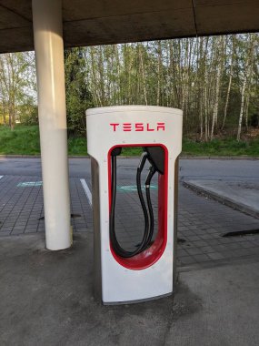 Humpolec, CZECH REPUBLIC - 16 Mayıs 2023: Tesla şarj istasyonları tüm AB 'de elektrikli otomobil sahiplerini barındırmak için mevcuttur. Tesla süperşarj istasyonu Prag ve Brno arasında D1 otoyolu üzerindedir.