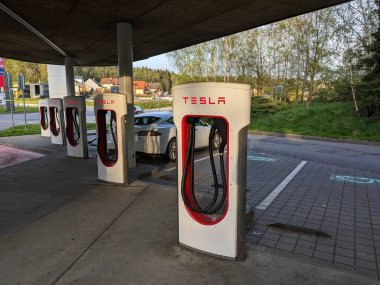 Humpolec, CZECH REPUBLIC - 16 Mayıs 2023: Tesla şarj istasyonları tüm AB 'de elektrikli otomobil sahiplerini barındırmak için mevcuttur. Tesla süperşarj istasyonu Prag ve Brno arasında D1 otoyolu üzerindedir.
