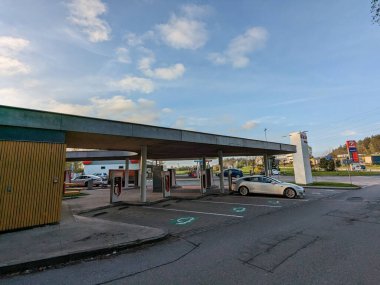 Humpolec, CZECH REPUBLIC - 16 Mayıs 2023: Tesla şarj istasyonları tüm AB 'de elektrikli otomobil sahiplerini barındırmak için mevcuttur. Tesla süperşarj istasyonu Prag ve Brno arasında D1 otoyolu üzerindedir.