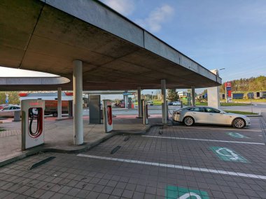 Humpolec, CZECH REPUBLIC - 16 Mayıs 2023: Tesla şarj istasyonları tüm AB 'de elektrikli otomobil sahiplerini barındırmak için mevcuttur. Tesla süperşarj istasyonu Prag ve Brno arasında D1 otoyolu üzerindedir.