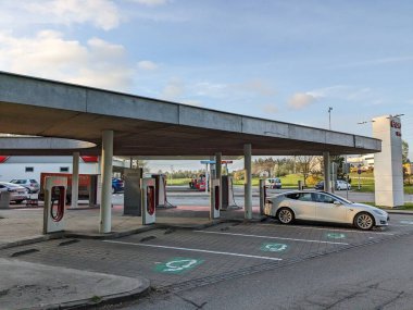 Humpolec, CZECH REPUBLIC - 16 Mayıs 2023: Tesla şarj istasyonları tüm AB 'de elektrikli otomobil sahiplerini barındırmak için mevcuttur. Tesla süperşarj istasyonu Prag ve Brno arasında D1 otoyolu üzerindedir.