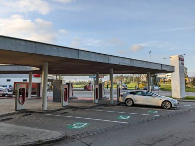 Humpolec, CZECH REPUBLIC - 16 Mayıs 2023: Tesla şarj istasyonları tüm AB 'de elektrikli otomobil sahiplerini barındırmak için mevcuttur. Tesla süperşarj istasyonu Prag ve Brno arasında D1 otoyolu üzerindedir.