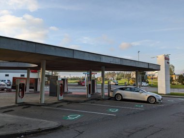Humpolec, CZECH REPUBLIC - 16 Mayıs 2023: Tesla şarj istasyonları tüm AB 'de elektrikli otomobil sahiplerini barındırmak için mevcuttur. Tesla süperşarj istasyonu Prag ve Brno arasında D1 otoyolu üzerindedir.