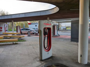 Humpolec, CZECH REPUBLIC - 16 Mayıs 2023: Tesla şarj istasyonları tüm AB 'de elektrikli otomobil sahiplerini barındırmak için mevcuttur. Tesla süperşarj istasyonu Prag ve Brno arasında D1 otoyolu üzerindedir.