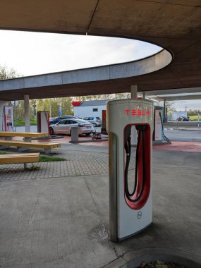 Humpolec, CZECH REPUBLIC - 16 Mayıs 2023: Tesla şarj istasyonları tüm AB 'de elektrikli otomobil sahiplerini barındırmak için mevcuttur. Tesla süperşarj istasyonu Prag ve Brno arasında D1 otoyolu üzerindedir.
