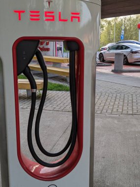 Humpolec, CZECH REPUBLIC - 16 Mayıs 2023: Tesla şarj istasyonları tüm AB 'de elektrikli otomobil sahiplerini barındırmak için mevcuttur. Tesla süperşarj istasyonu Prag ve Brno arasında D1 otoyolu üzerindedir.