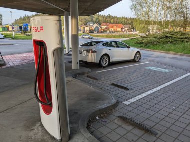 Humpolec, CZECH REPUBLIC - 16 Mayıs 2023: Tesla şarj istasyonları tüm AB 'de elektrikli otomobil sahiplerini barındırmak için mevcuttur. Tesla süperşarj istasyonu Prag ve Brno arasında D1 otoyolu üzerindedir.