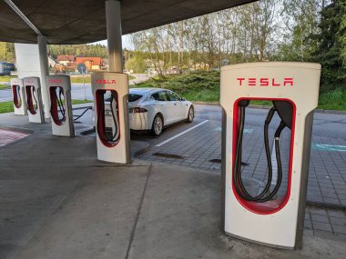 Humpolec, CZECH REPUBLIC - 16 Mayıs 2023: Tesla şarj istasyonları tüm AB 'de elektrikli otomobil sahiplerini barındırmak için mevcuttur. Tesla süperşarj istasyonu Prag ve Brno arasında D1 otoyolu üzerindedir.