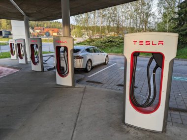 Humpolec, CZECH REPUBLIC - 16 Mayıs 2023: Tesla şarj istasyonları tüm AB 'de elektrikli otomobil sahiplerini barındırmak için mevcuttur. Tesla süperşarj istasyonu Prag ve Brno arasında D1 otoyolu üzerindedir.