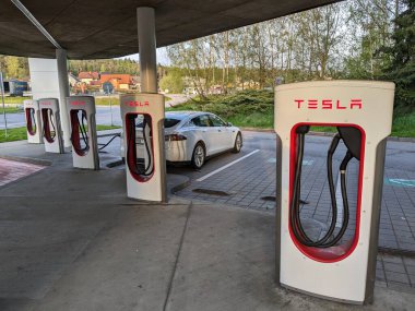 Humpolec, CZECH REPUBLIC - 16 Mayıs 2023: Tesla şarj istasyonları tüm AB 'de elektrikli otomobil sahiplerini barındırmak için mevcuttur. Tesla süperşarj istasyonu Prag ve Brno arasında D1 otoyolu üzerindedir.