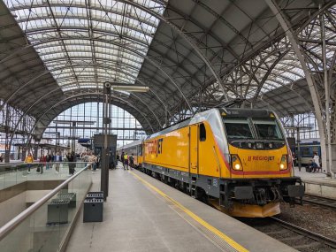 Prag, Çek Cumhuriyeti 6 Mayıs 2025: Çek Cumhuriyeti 'nde iç ve uluslararası demiryolu seyahatleri için önemli bir merkez olan Prag Ana Tren İstasyonu' ndaki RegioJet treni.