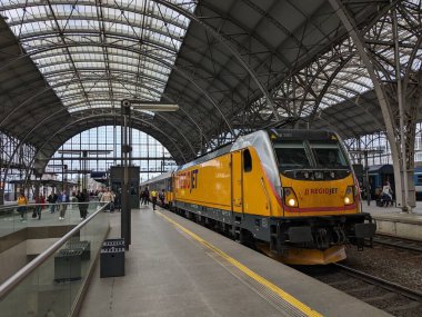 Prag, Çek Cumhuriyeti 6 Mayıs 2025: Çek Cumhuriyeti 'nde iç ve uluslararası demiryolu seyahatleri için önemli bir merkez olan Prag Ana Tren İstasyonu' ndaki RegioJet treni.