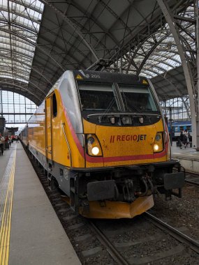 Prag, Çek Cumhuriyeti 6 Mayıs 2025: Çek Cumhuriyeti 'nde iç ve uluslararası demiryolu seyahatleri için önemli bir merkez olan Prag Ana Tren İstasyonu' ndaki RegioJet treni.