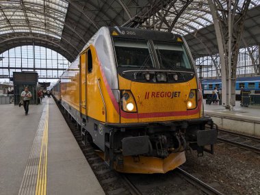 Prag, Çek Cumhuriyeti 6 Mayıs 2025: Çek Cumhuriyeti 'nde iç ve uluslararası demiryolu seyahatleri için önemli bir merkez olan Prag Ana Tren İstasyonu' ndaki RegioJet treni.