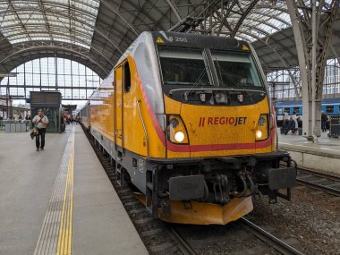 Prag, Çek Cumhuriyeti 6 Mayıs 2025: Çek Cumhuriyeti 'nde iç ve uluslararası demiryolu seyahatleri için önemli bir merkez olan Prag Ana Tren İstasyonu' ndaki RegioJet treni.